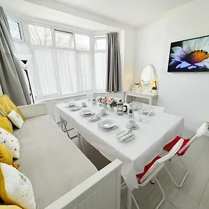  Guest house Luxurious House Near Excel- Air Conditioning, 9 Beds, 2 Baths, Garden, Fast Wifi United Kingdom